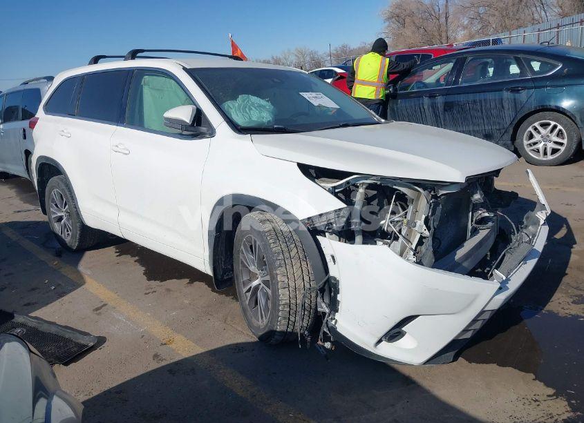 2017 Toyota Highlander LE (VIN 5TDBZRFH0HS481280) main photo