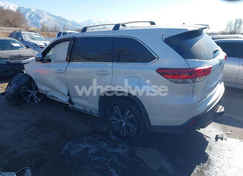 Photo 3 of 2017 Toyota Highlander LE (VIN 5TDBZRFH0HS481280)