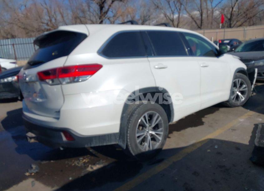Photo 4 of 2017 Toyota Highlander LE (VIN 5TDBZRFH0HS481280)