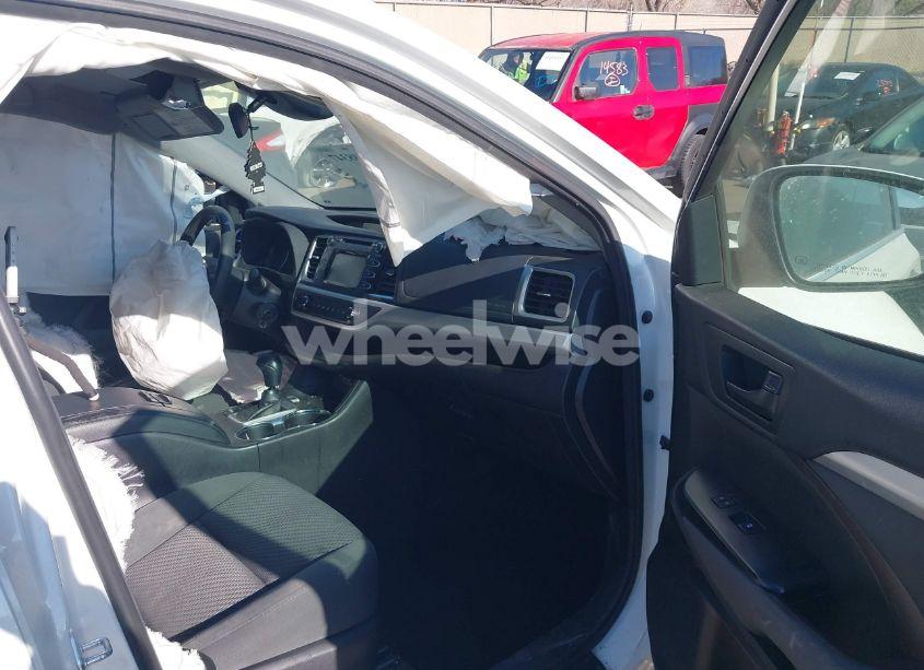 Photo 5 of 2017 Toyota Highlander LE (VIN 5TDBZRFH0HS481280)