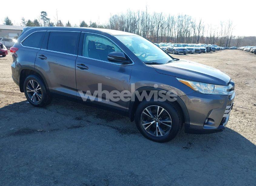 2019 Toyota Highlander LE PLUS (VIN 5TDBZRFH0KS960077) main photo