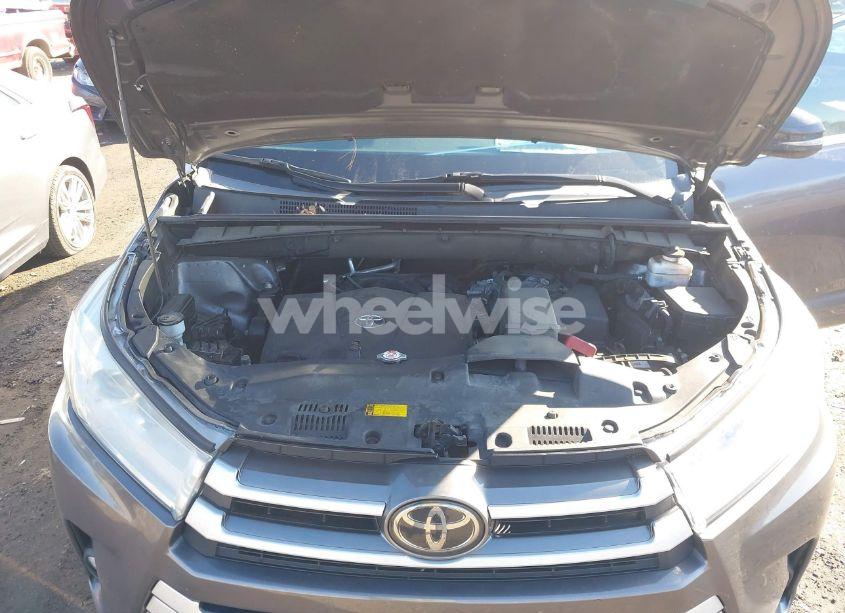 Photo 10 of 2019 Toyota Highlander LE PLUS (VIN 5TDBZRFH0KS960077)