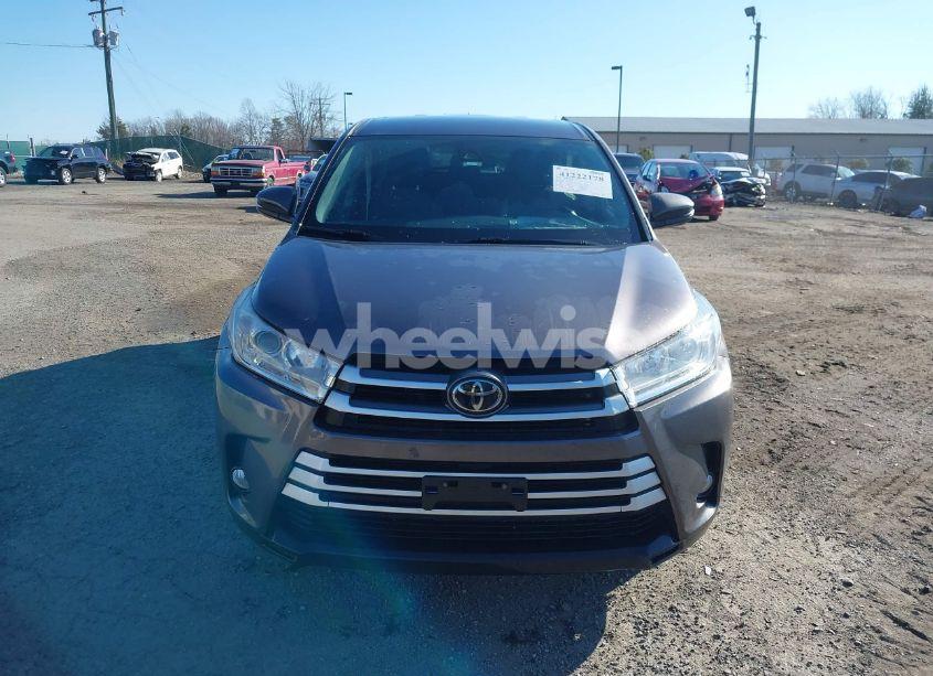 Photo 12 of 2019 Toyota Highlander LE PLUS (VIN 5TDBZRFH0KS960077)