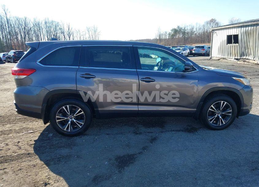 Photo 13 of 2019 Toyota Highlander LE PLUS (VIN 5TDBZRFH0KS960077)