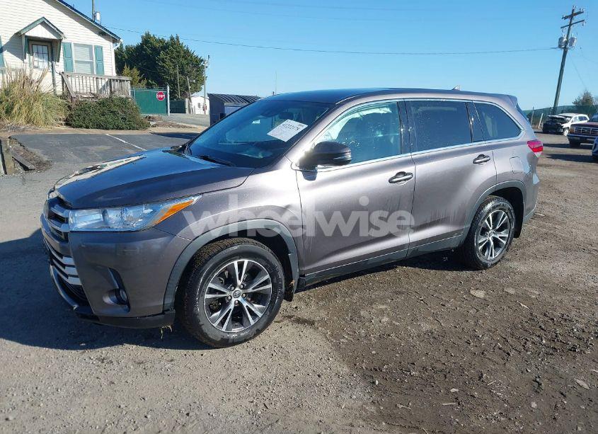 Photo 2 of 2019 Toyota Highlander LE PLUS (VIN 5TDBZRFH0KS960077)