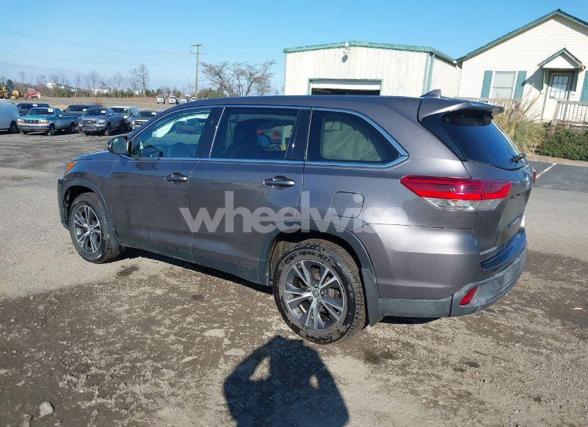 Photo 3 of 2019 Toyota Highlander LE PLUS (VIN 5TDBZRFH0KS960077)