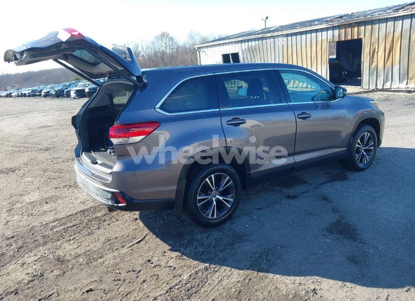 Photo 4 of 2019 Toyota Highlander LE PLUS (VIN 5TDBZRFH0KS960077)