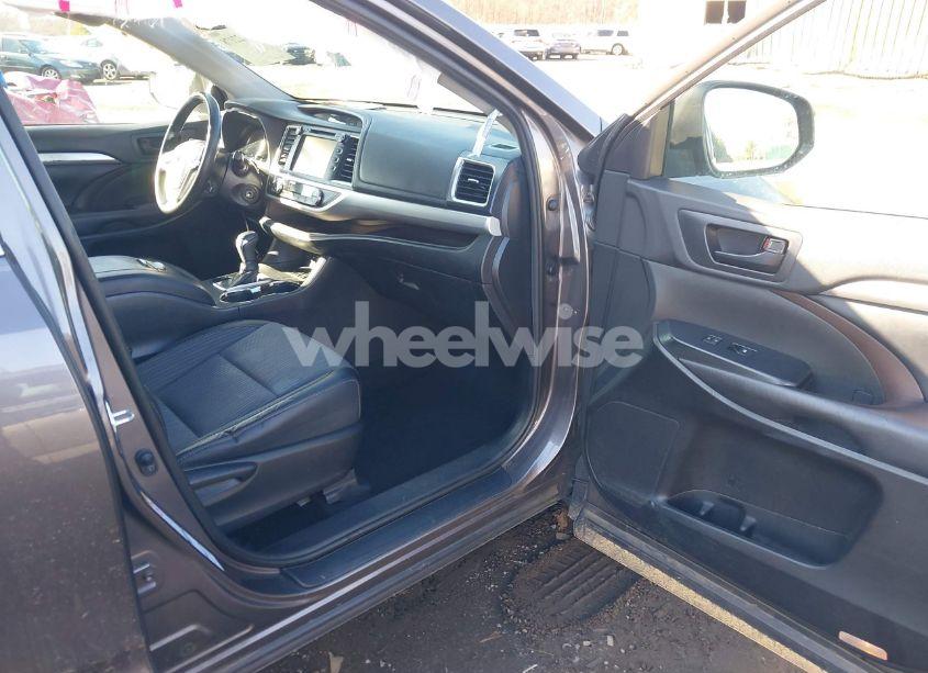Photo 5 of 2019 Toyota Highlander LE PLUS (VIN 5TDBZRFH0KS960077)
