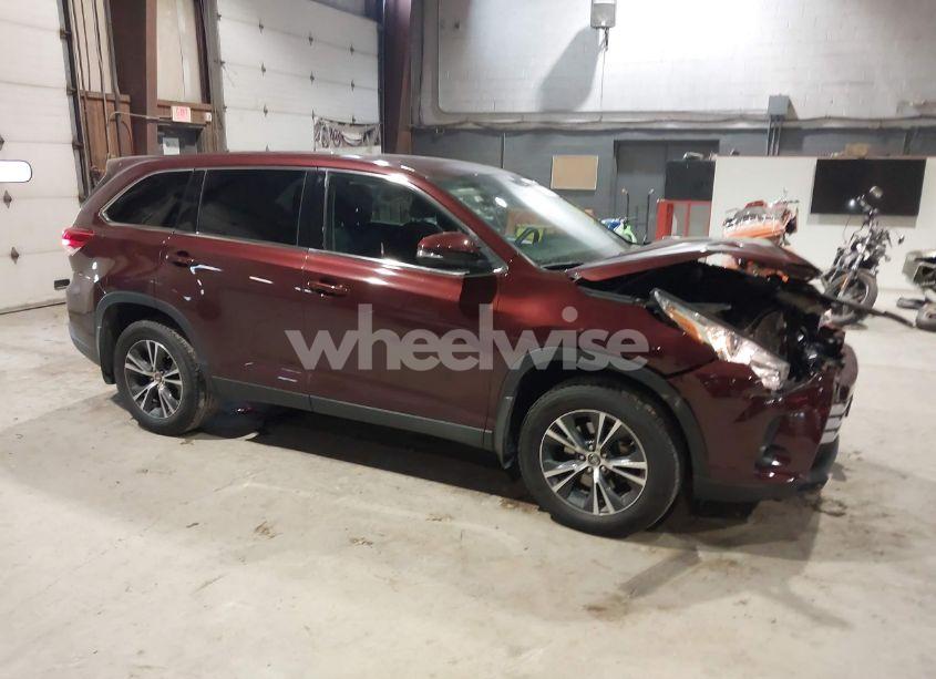 2019 Toyota Highlander LE (VIN 5TDBZRFH0KS989286) main photo
