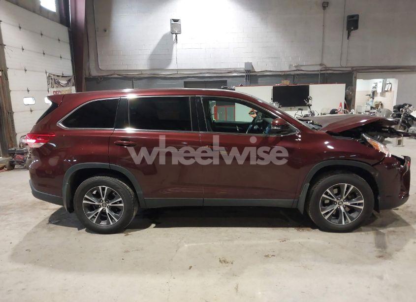 Photo 13 of 2019 Toyota Highlander LE (VIN 5TDBZRFH0KS989286)