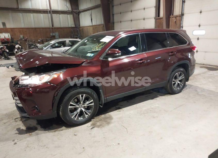 Photo 2 of 2019 Toyota Highlander LE (VIN 5TDBZRFH0KS989286)