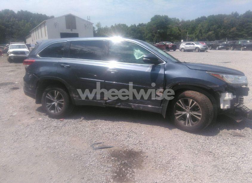 Photo 13 of 2017 Toyota Highlander LE (VIN 5TDBZRFH1HS410122)