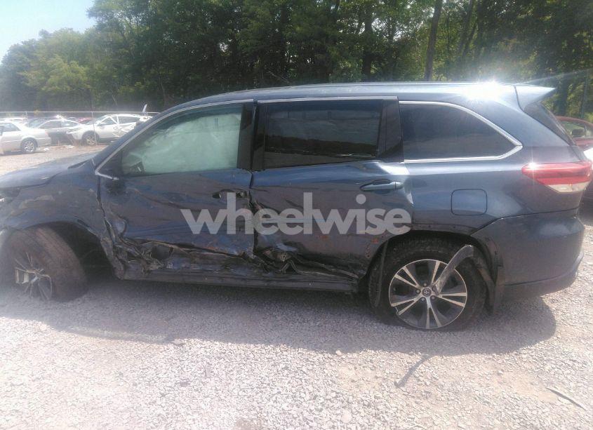 Photo 14 of 2017 Toyota Highlander LE (VIN 5TDBZRFH1HS410122)