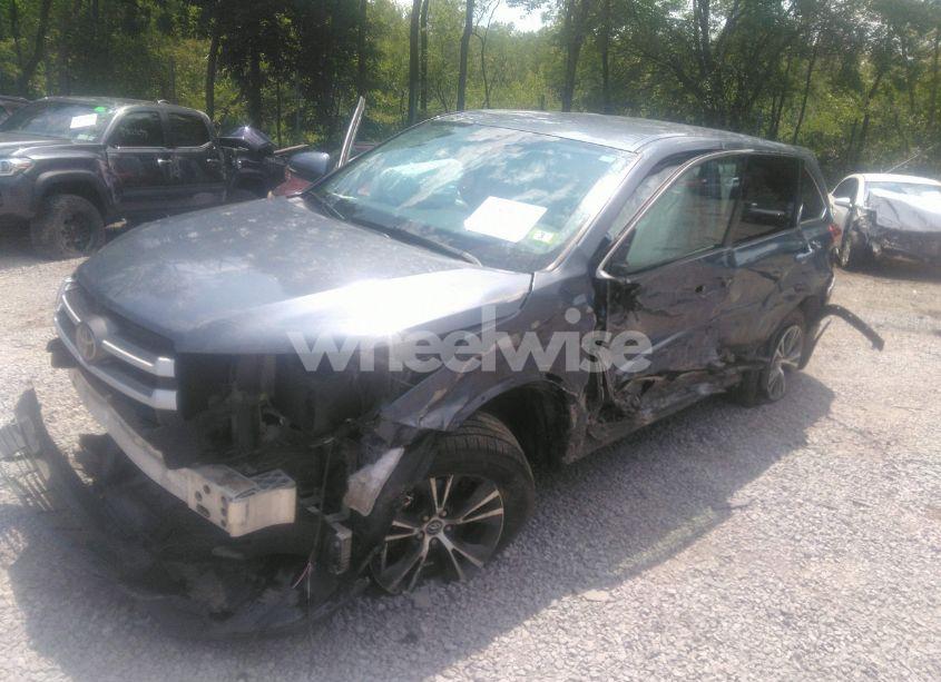 Photo 2 of 2017 Toyota Highlander LE (VIN 5TDBZRFH1HS410122)