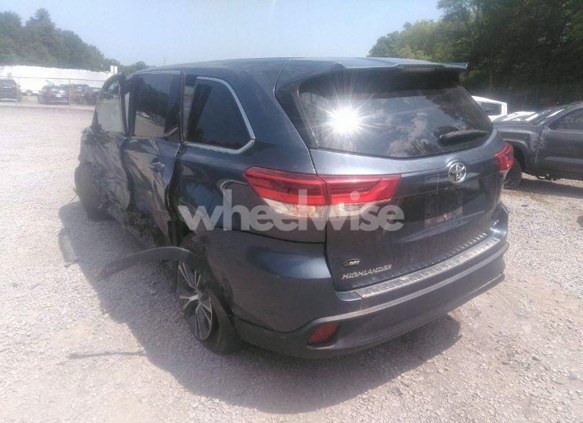 Photo 3 of 2017 Toyota Highlander LE (VIN 5TDBZRFH1HS410122)