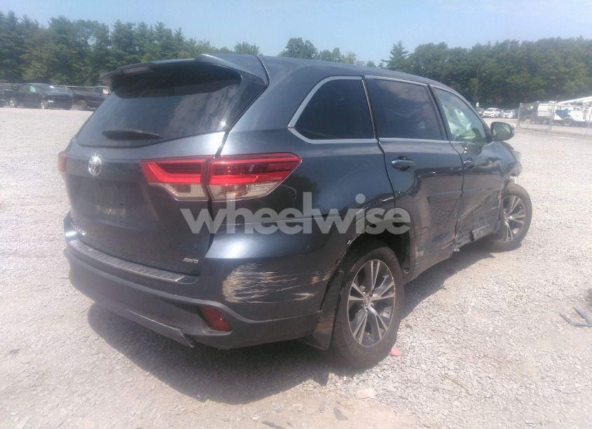 Photo 4 of 2017 Toyota Highlander LE (VIN 5TDBZRFH1HS410122)