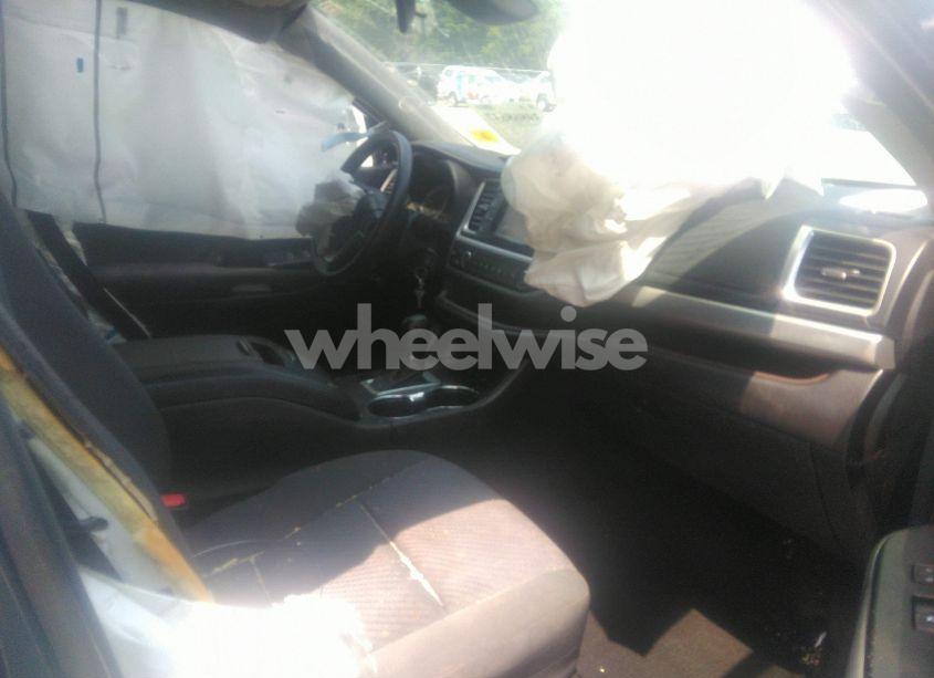 Photo 5 of 2017 Toyota Highlander LE (VIN 5TDBZRFH1HS410122)