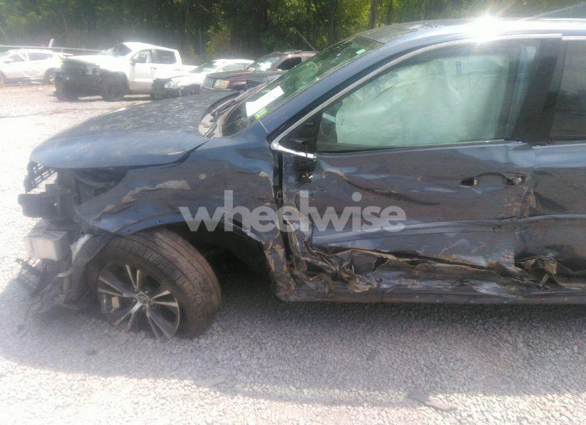 Photo 6 of 2017 Toyota Highlander LE (VIN 5TDBZRFH1HS410122)