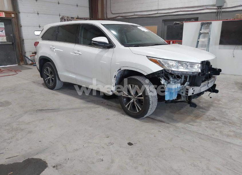 2017 Toyota Highlander LE (VIN 5TDBZRFH1HS448059) main photo