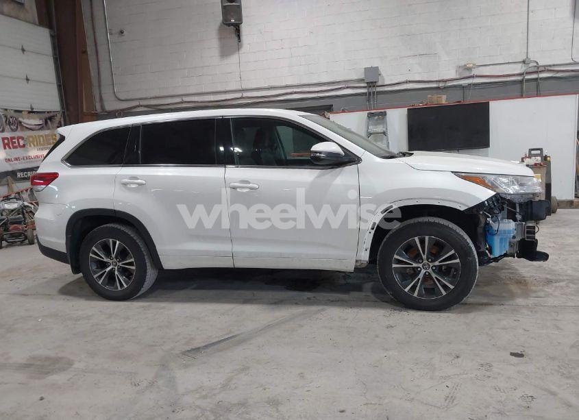 Photo 13 of 2017 Toyota Highlander LE (VIN 5TDBZRFH1HS448059)