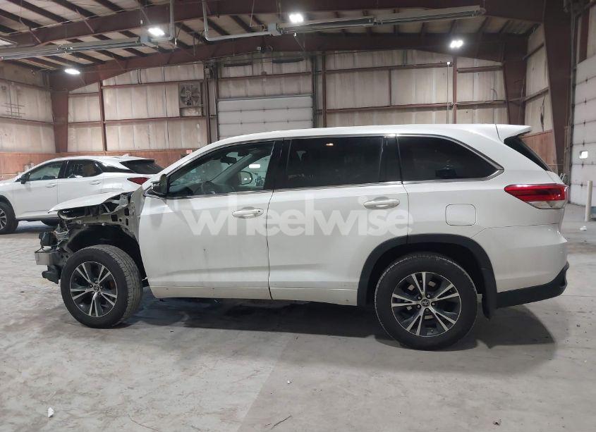 Photo 14 of 2017 Toyota Highlander LE (VIN 5TDBZRFH1HS448059)