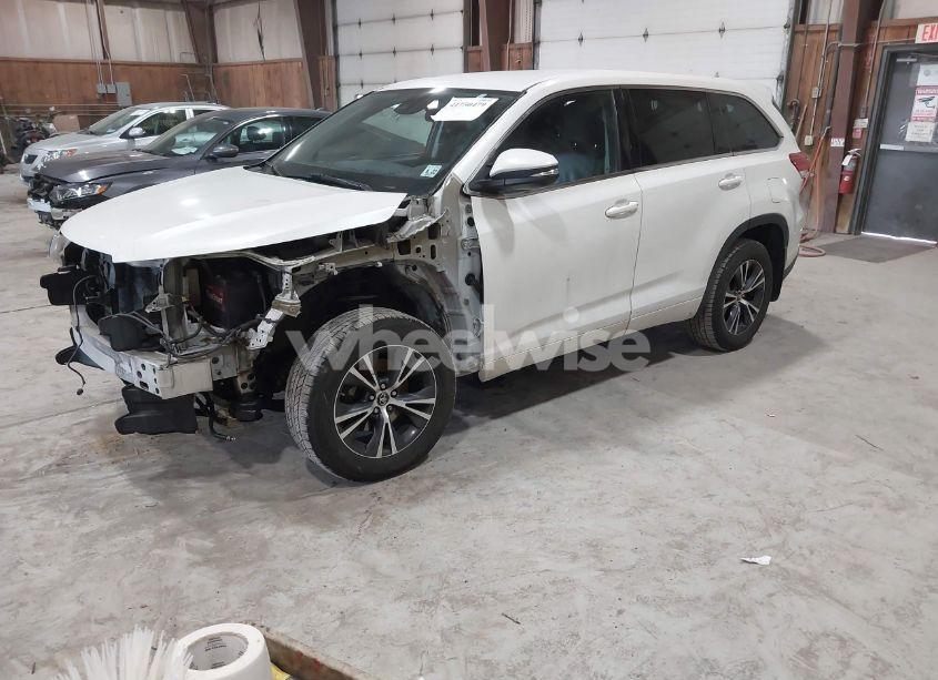 Photo 2 of 2017 Toyota Highlander LE (VIN 5TDBZRFH1HS448059)