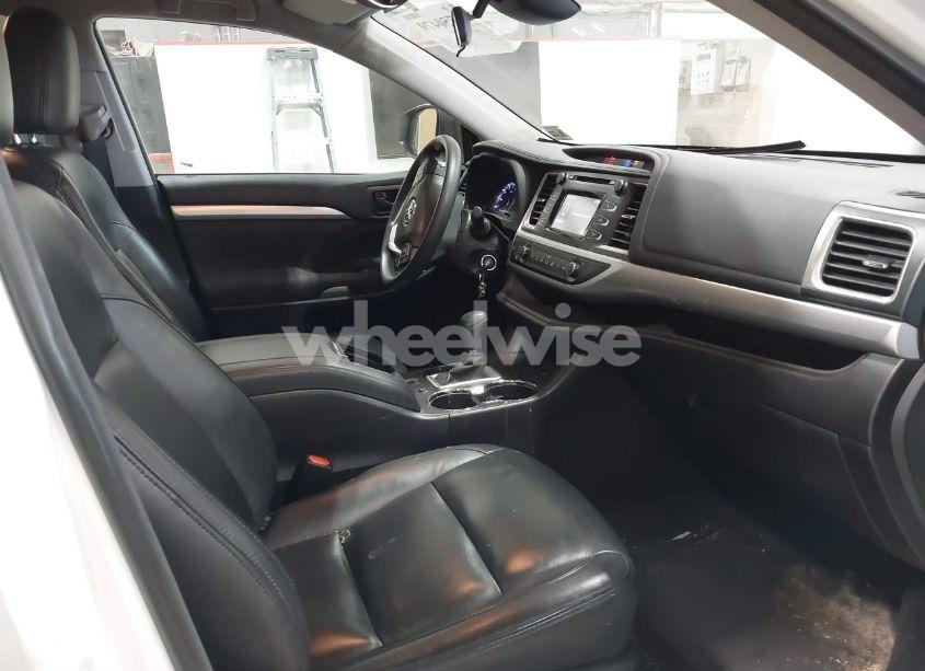 Photo 5 of 2017 Toyota Highlander LE (VIN 5TDBZRFH1HS448059)