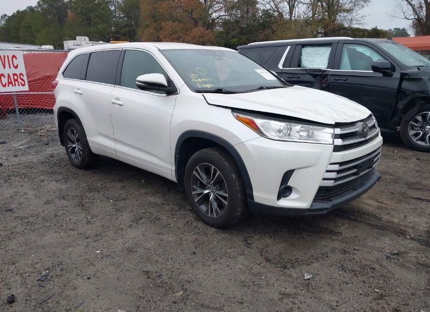 2018 Toyota Highlander LE (VIN 5TDBZRFH1JS886439) main photo