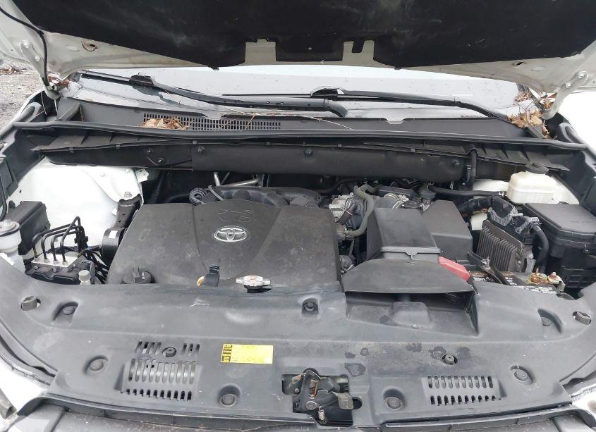Photo 10 of 2018 Toyota Highlander LE (VIN 5TDBZRFH1JS886439)