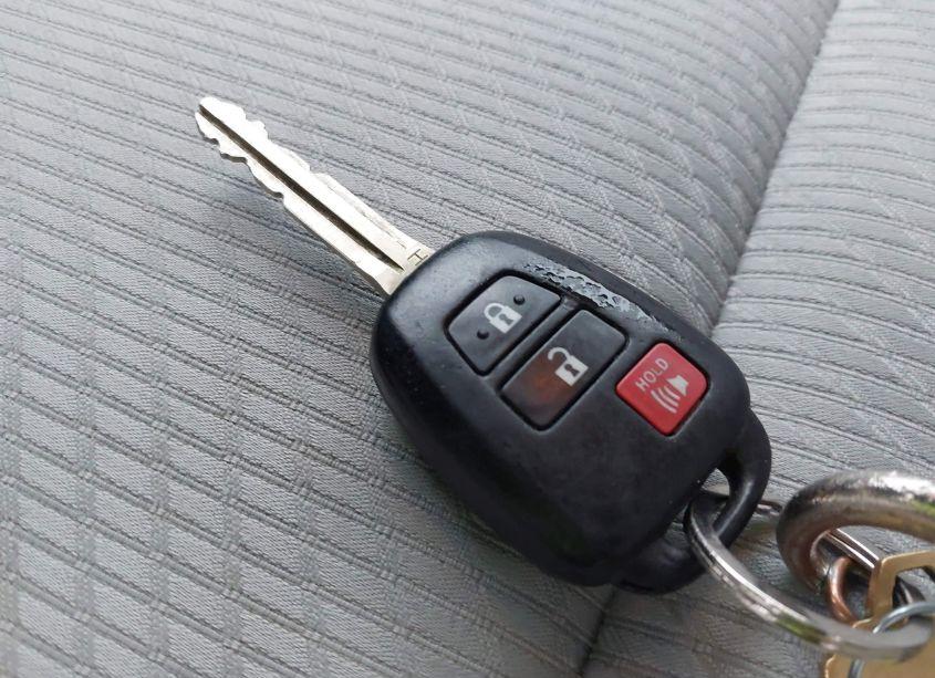 Photo 11 of 2018 Toyota Highlander LE (VIN 5TDBZRFH1JS886439)