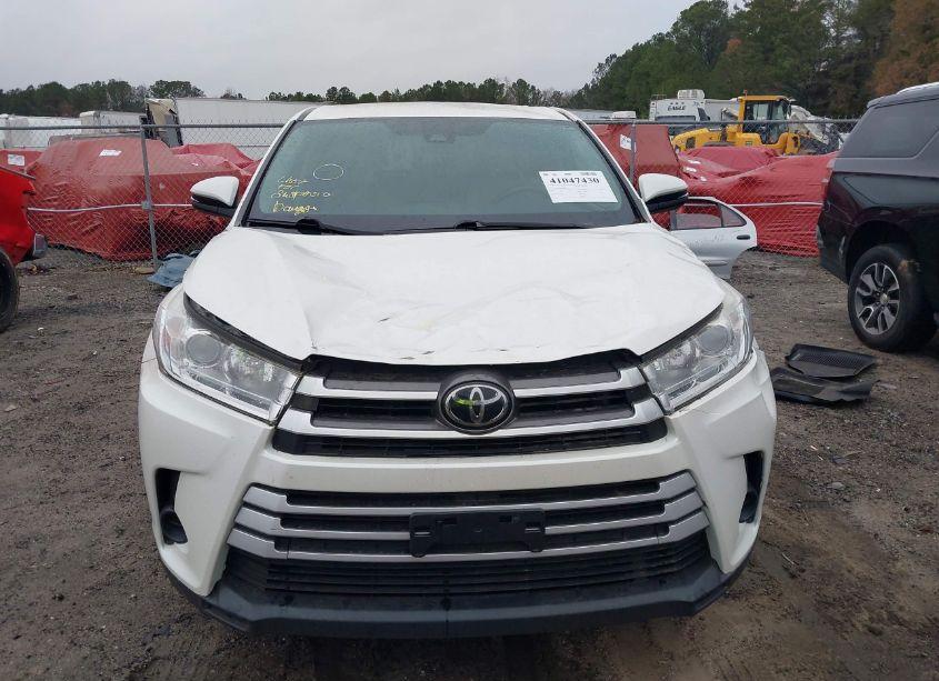 Photo 12 of 2018 Toyota Highlander LE (VIN 5TDBZRFH1JS886439)