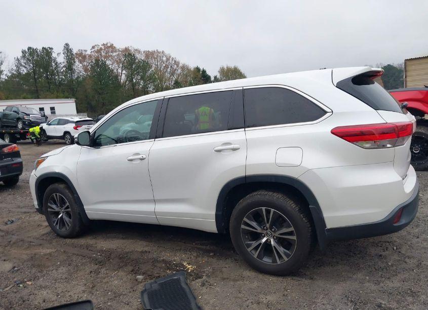 Photo 14 of 2018 Toyota Highlander LE (VIN 5TDBZRFH1JS886439)