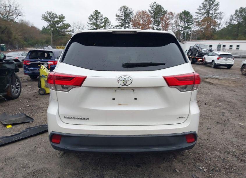 Photo 16 of 2018 Toyota Highlander LE (VIN 5TDBZRFH1JS886439)