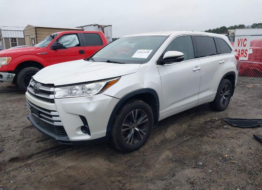 Photo 2 of 2018 Toyota Highlander LE (VIN 5TDBZRFH1JS886439)