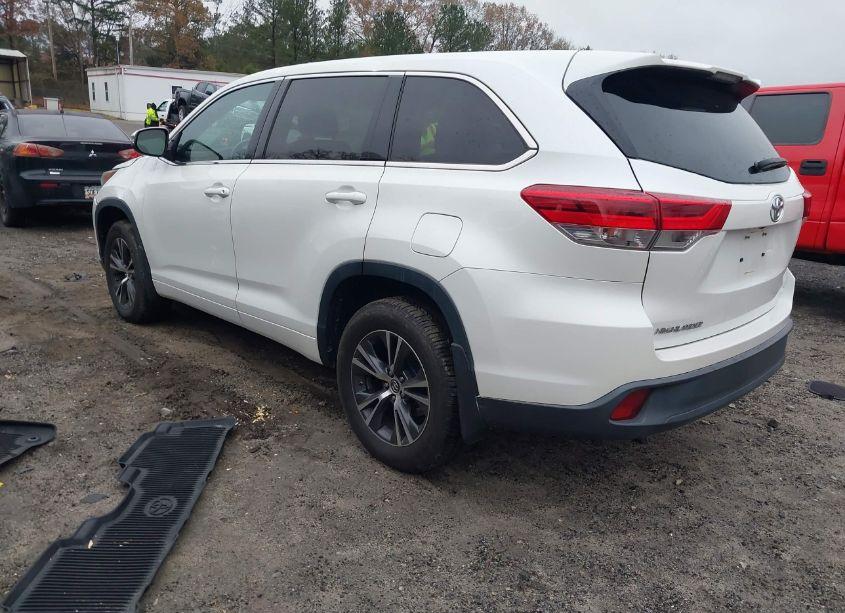 Photo 3 of 2018 Toyota Highlander LE (VIN 5TDBZRFH1JS886439)