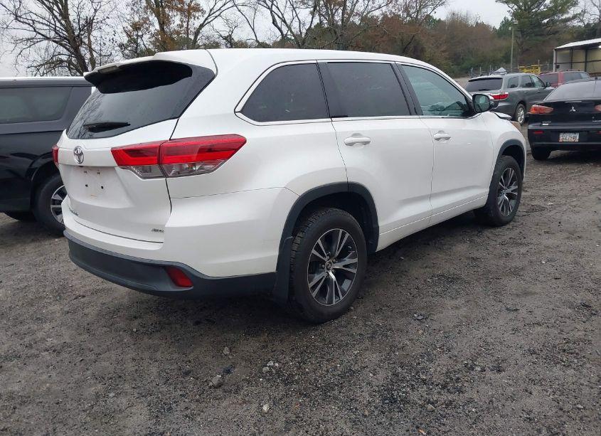 Photo 4 of 2018 Toyota Highlander LE (VIN 5TDBZRFH1JS886439)