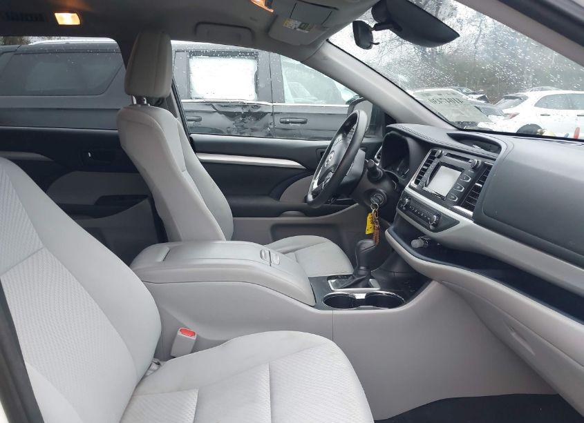 Photo 5 of 2018 Toyota Highlander LE (VIN 5TDBZRFH1JS886439)