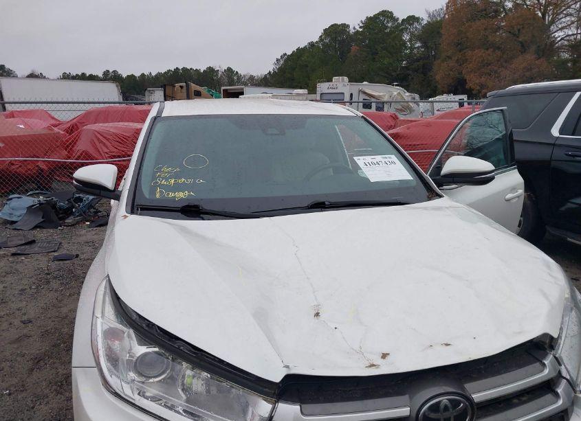 Photo 6 of 2018 Toyota Highlander LE (VIN 5TDBZRFH1JS886439)