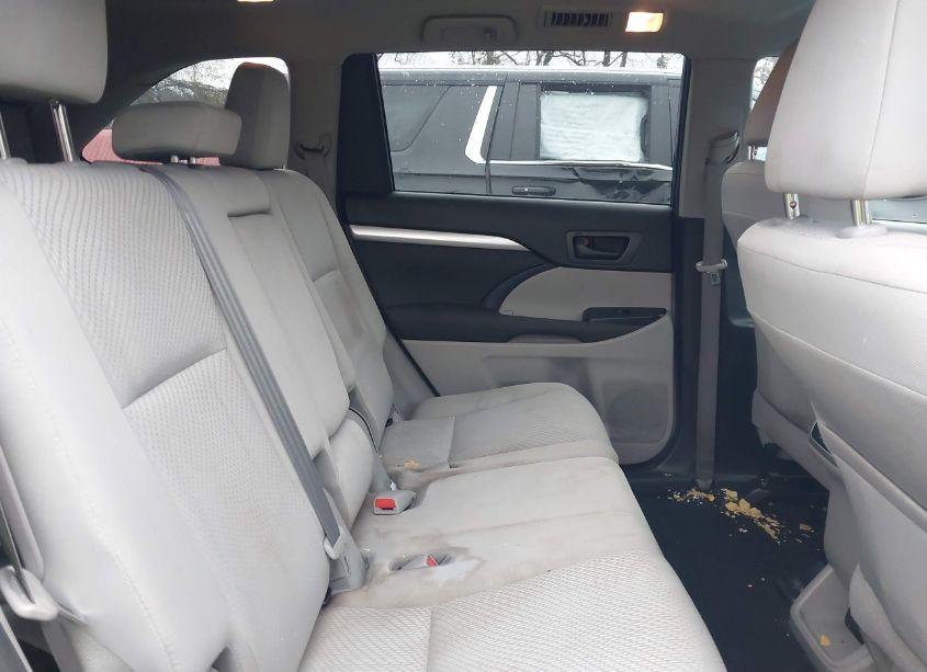 Photo 8 of 2018 Toyota Highlander LE (VIN 5TDBZRFH1JS886439)