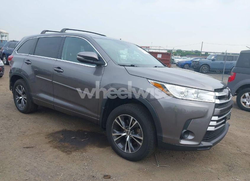 2018 Toyota Highlander LE (VIN 5TDBZRFH1JS896873) main photo