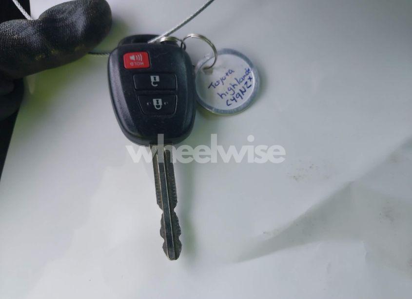 Photo 11 of 2018 Toyota Highlander LE (VIN 5TDBZRFH1JS896873)