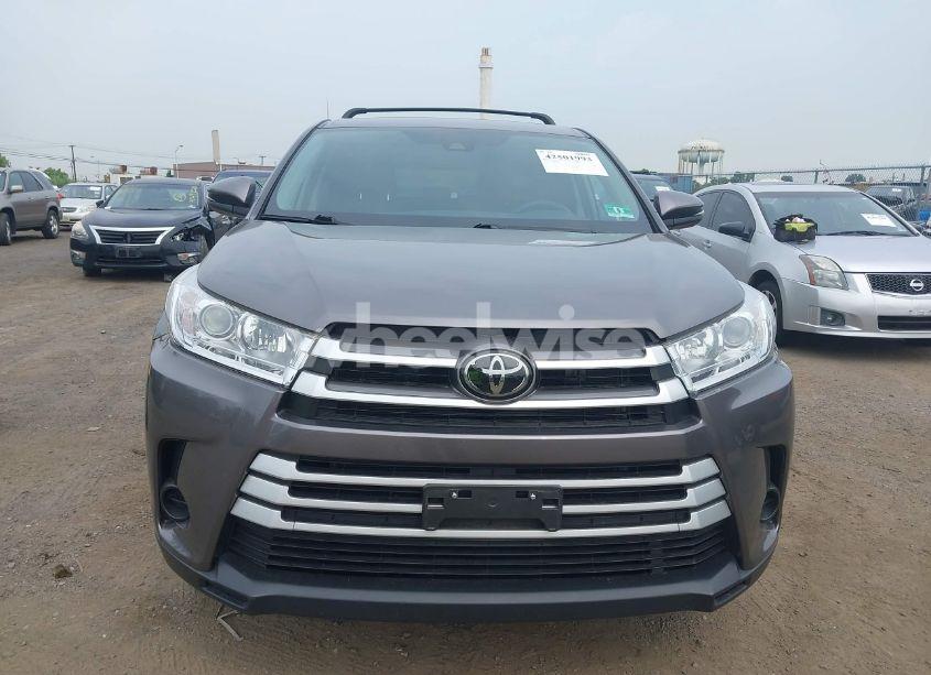 Photo 12 of 2018 Toyota Highlander LE (VIN 5TDBZRFH1JS896873)