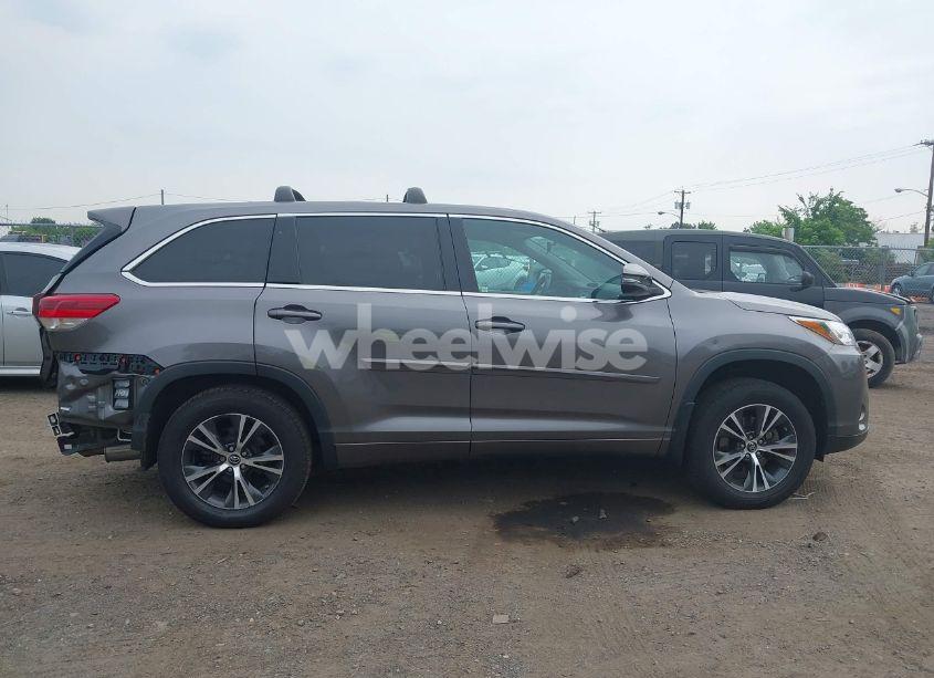 Photo 13 of 2018 Toyota Highlander LE (VIN 5TDBZRFH1JS896873)