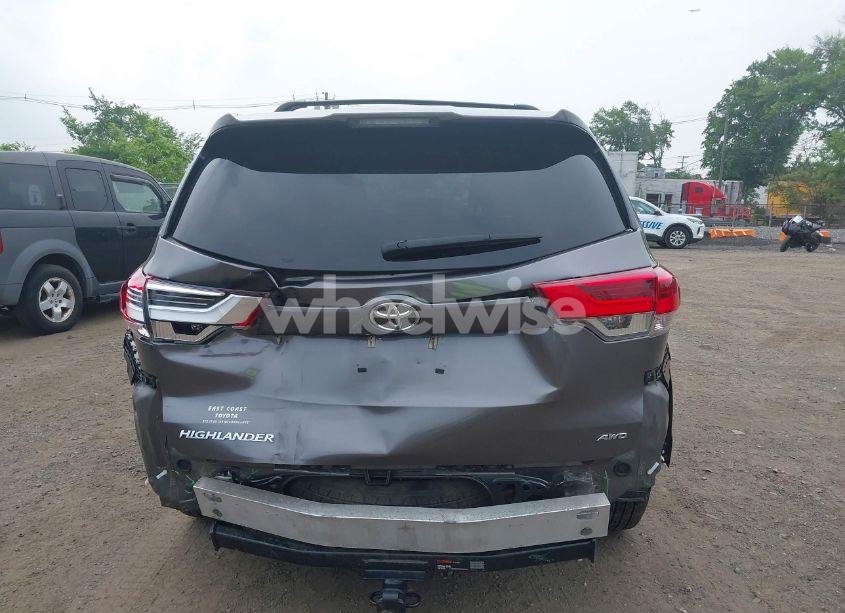 Photo 16 of 2018 Toyota Highlander LE (VIN 5TDBZRFH1JS896873)