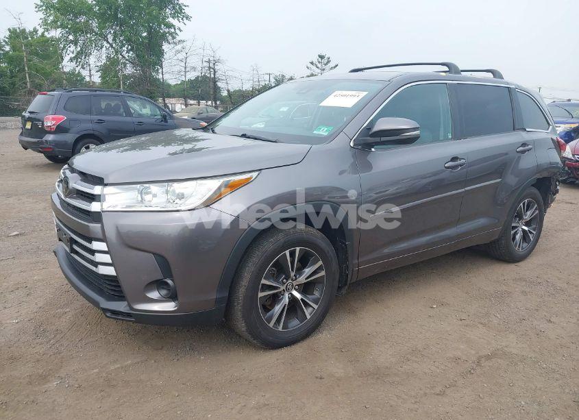 Photo 2 of 2018 Toyota Highlander LE (VIN 5TDBZRFH1JS896873)