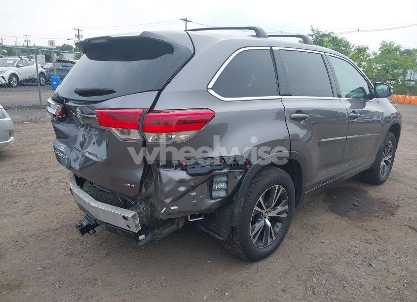 Photo 4 of 2018 Toyota Highlander LE (VIN 5TDBZRFH1JS896873)