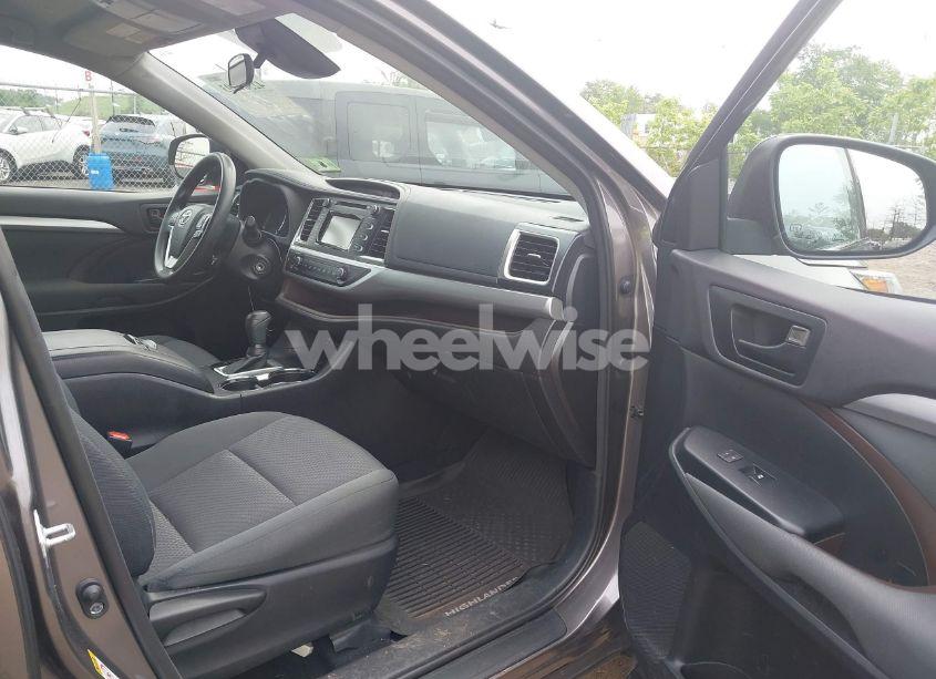 Photo 5 of 2018 Toyota Highlander LE (VIN 5TDBZRFH1JS896873)