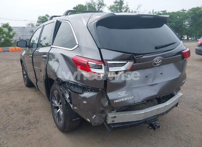 Photo 6 of 2018 Toyota Highlander LE (VIN 5TDBZRFH1JS896873)