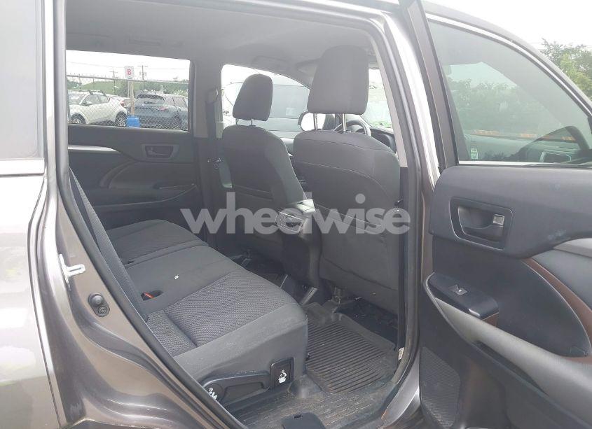 Photo 8 of 2018 Toyota Highlander LE (VIN 5TDBZRFH1JS896873)