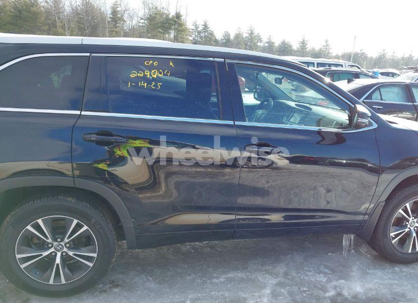 Photo 13 of 2018 Toyota Highlander LE PLUS (VIN 5TDBZRFH1JS909248)
